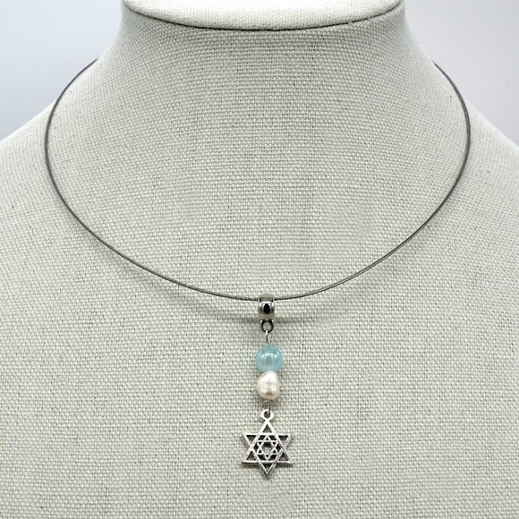 My Bead Emporium Jewelry - Silver chocker wire necklace with The star of Davis and freshwater pearl.